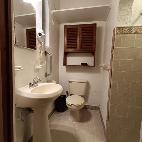 Panoramic Room, Lake View | Bathroom | Free toiletries, hair dryer, towels