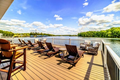 Relax in comfort on the spacious upper deck with a panoramic view of the serene lake, perfect for sunbathing or sipping your morning coffee!