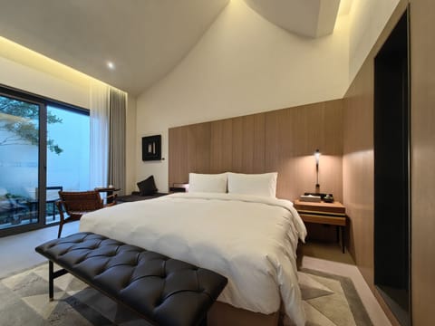 Comfort Room | Down comforters, free minibar, free WiFi
