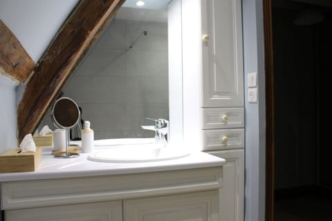 Romantic Room | Bathroom | Hair dryer, towels