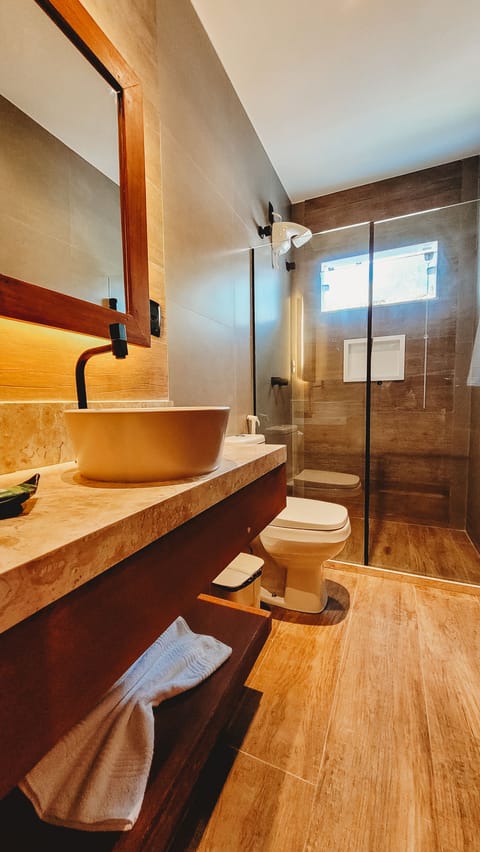 Comfort Triple Room | Bathroom | Shower, free toiletries, towels, soap