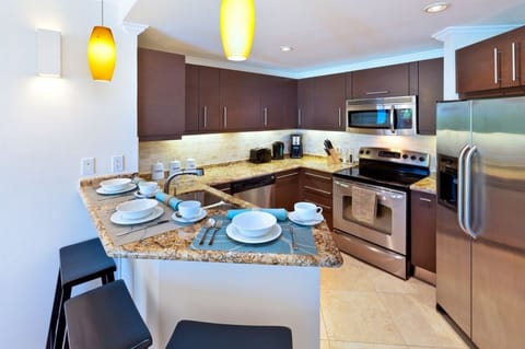 Condo, 3 Bedrooms | Private kitchen | Full-size fridge, microwave, oven, stovetop