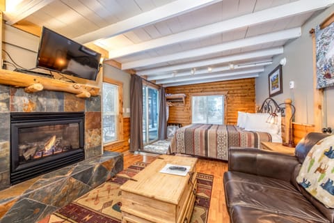 Deluxe Cottage, Hot Tub, River View | Living area | 42-inch flat-screen TV with cable channels, fireplace