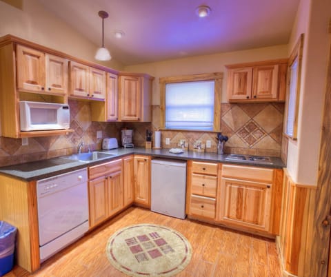 Classic Cottage, Hot Tub, Mountain View | Private kitchen | Mini-fridge, microwave, stovetop, dishwasher