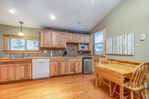 Deluxe Studio Suite, Hot Tub | Private kitchen | Mini-fridge, microwave, stovetop, dishwasher