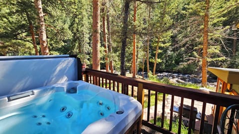 Deluxe Studio Suite, Hot Tub | Water view