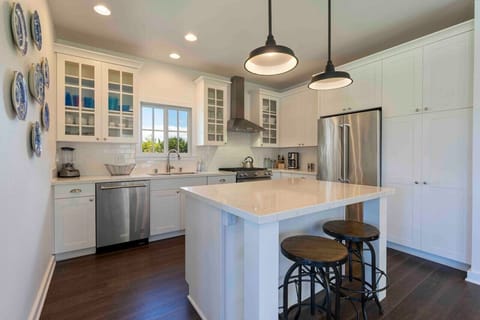 Main House Kitchen: Fully Equipped for Your Culinary Adventures!