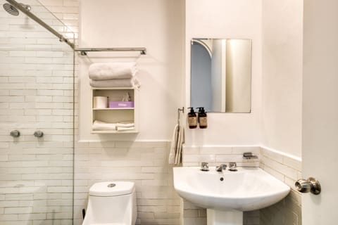 Standard Room | Bathroom | Shower, designer toiletries, hair dryer, towels