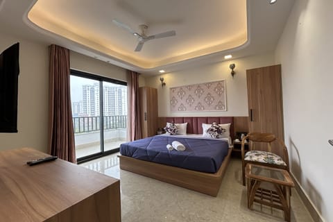 Deluxe Room, Balcony | Desk, blackout drapes, iron/ironing board, rollaway beds