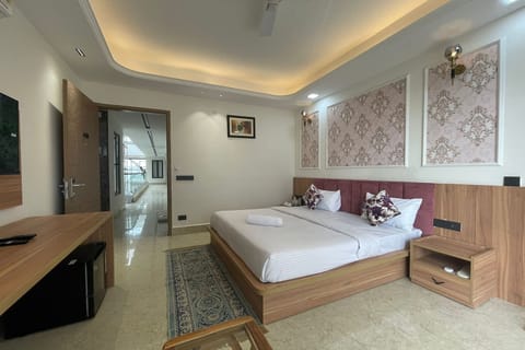Executive Room, Balcony | Desk, blackout drapes, iron/ironing board, rollaway beds