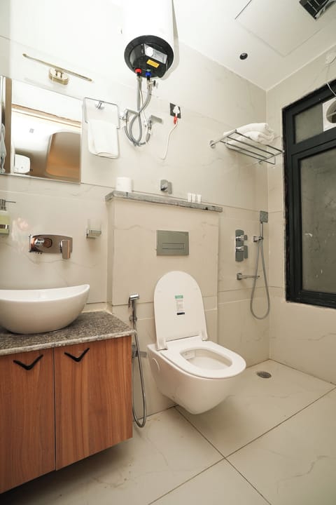 Studio | Bathroom | Shower, rainfall showerhead, free toiletries, hair dryer