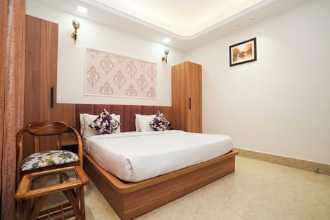 Deluxe Room, Balcony | Desk, blackout drapes, iron/ironing board, rollaway beds