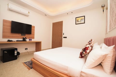 Executive Room, Balcony | Desk, blackout drapes, iron/ironing board, rollaway beds