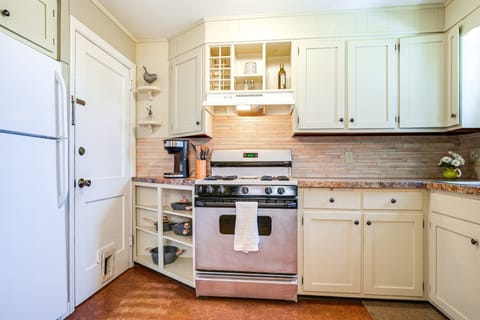 Apartment (2 Bedrooms) | Private kitchen | Microwave, oven, stovetop, cookware/dishes/utensils