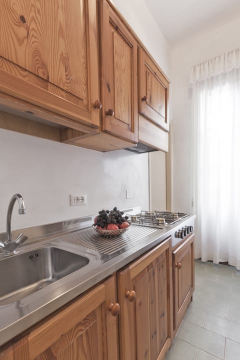 Comfort Apartment | Private kitchen | Fridge, stovetop, cookware/dishes/utensils