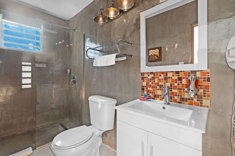 Comfort Apartment, 1 Bedroom | Bathroom | Shower, towels