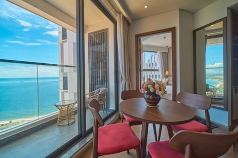 Panoramic Room | Living area | Smart TV