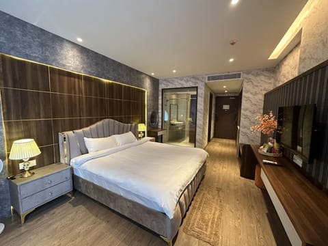 Standard Studio | Premium bedding, free minibar, in-room safe, desk