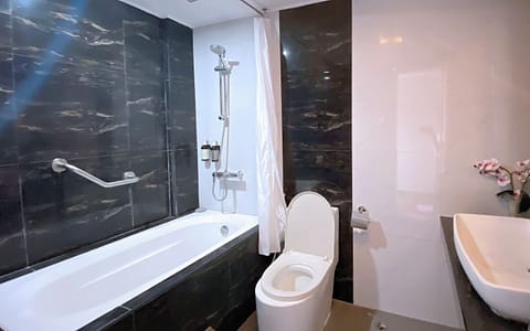 Family Room | Bathroom | Free toiletries, hair dryer, bidet, towels