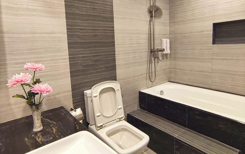 Deluxe Quadruple Room | Bathroom | Free toiletries, hair dryer, bidet, towels