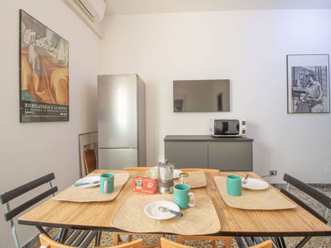 Table, Furniture, Property, Picture Frame, Building, Interior Design, Wood, Tableware, Flooring, Floor