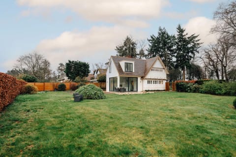 House | 3 bedrooms, desk