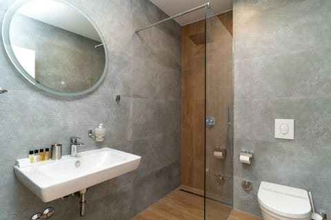 Deluxe Studio | Bathroom