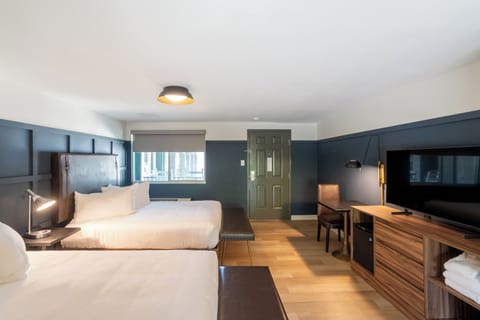 Signature Double Room | Minibar, desk, free WiFi, bed sheets