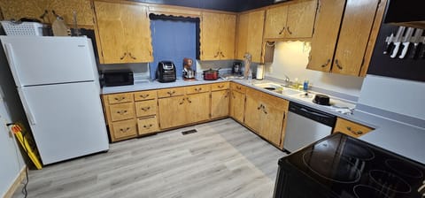 Fridge, microwave, dishwasher, cookware/dishes/utensils