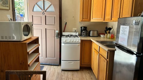 COTTAGE 6 - BLACK BEAR | Private kitchen | Full-size fridge, microwave, oven, dishwasher