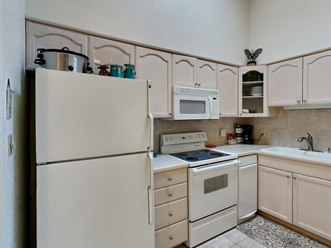 Condo, Multiple Beds, Pool Access | Private kitchen | Fridge, microwave, oven, stovetop