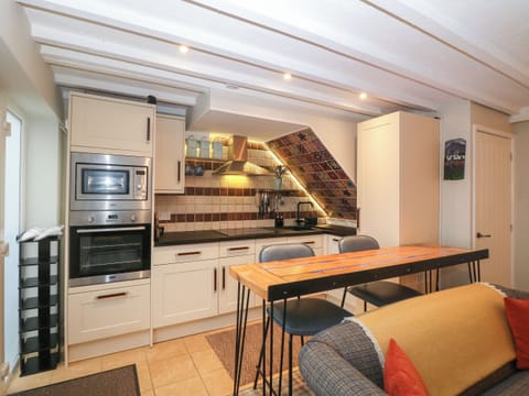 Cottage | Private kitchen | Fridge, dishwasher, cookware/dishes/utensils