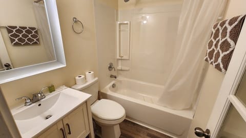 Double Room | Bathroom | Free toiletries, towels, soap, shampoo