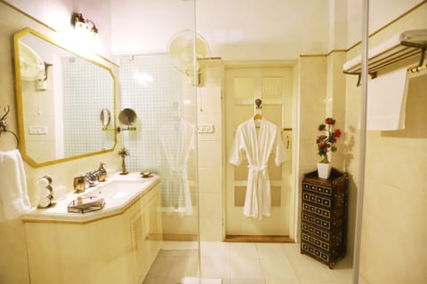 Superior Suite, Courtyard View | Bathroom | Rainfall showerhead, designer toiletries, hair dryer, bathrobes