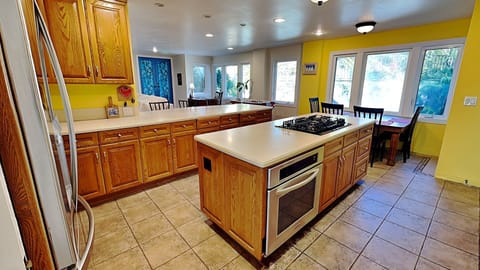 Newly Remodeled Kitchen with Stainless Steel Appliances to create any Culinary Creations