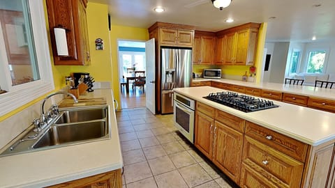 Newly Remodeled Kitchen with Stainless Steel Appliances to create any Culinary Creations