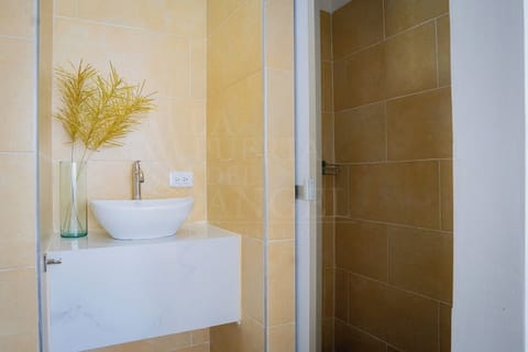 Standard Double Room | Bathroom | Shower, rainfall showerhead, free toiletries, towels