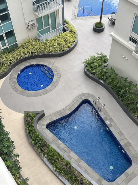 2 outdoor pools
