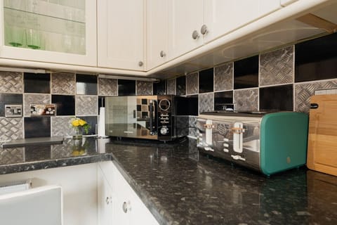 The Kitchen: the kitchen comes with all modern amenities needed to enjoy a great self-catering break.