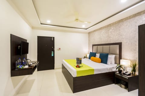 Comfort Double Room, 1 King Bed, City View | In-room safe, desk, soundproofing, iron/ironing board