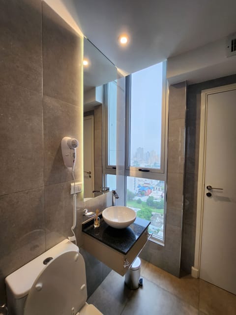 Superior Room | Bathroom | Shower, rainfall showerhead, free toiletries, hair dryer