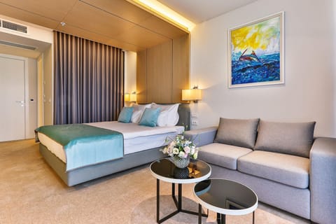 Premium Room | Premium bedding, minibar, desk, free WiFi
