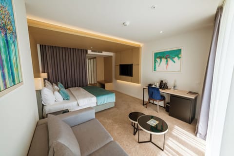 Premium Room | Premium bedding, minibar, desk, soundproofing