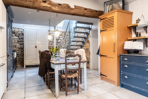 Pinkney House Kitchen - StayCotswold