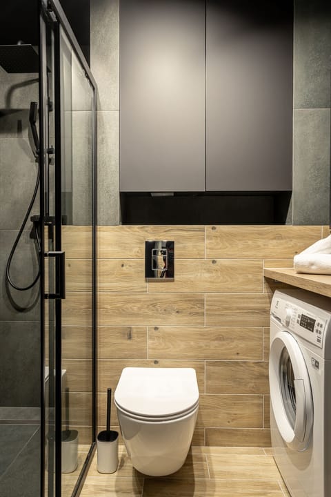 Grand Apartment | Bathroom | Shower, towels, soap, shampoo
