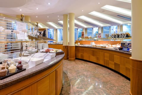 Buffet breakfast on weekdays (EUR 27 per person)