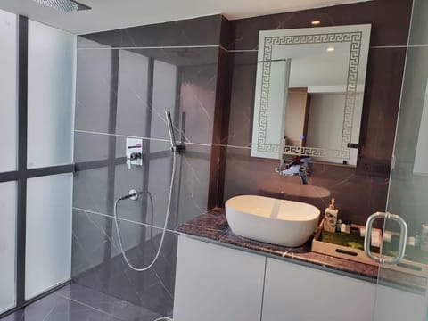 Deluxe Room | Bathroom | Towels, soap, shampoo, toilet paper