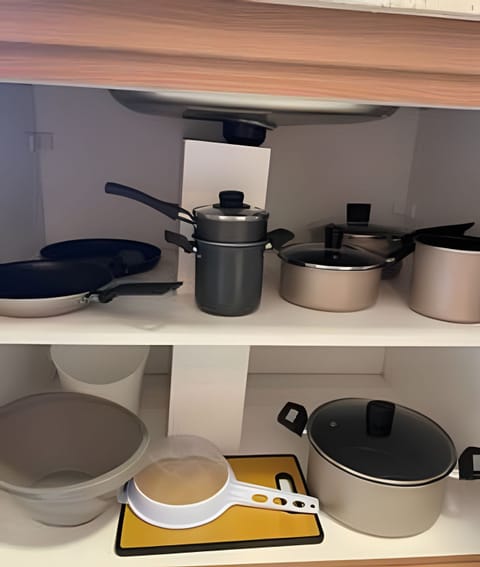 Apartamento Luar | Private kitchen | Fridge, microwave, griddle, cookware/dishes/utensils