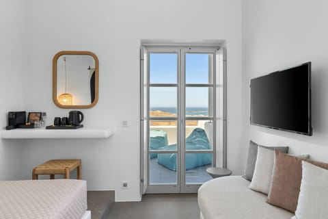 Deluxe Double Room with Sea View and Jet Tub | In-room safe, soundproofing, free WiFi