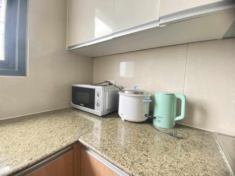 Full-size fridge, microwave, dishwasher, rice cooker